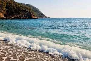 Куда поехать на море в апреле: направления по сезону