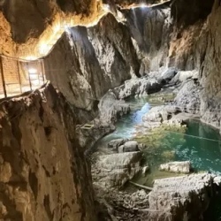 День 1. Пещеры, замок и море.