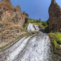 День 9. Водопад, пещера, церковь Нораванк