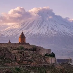 День 3. Монастырь Хор Вирап. Скалы Амагу. Нораванк.