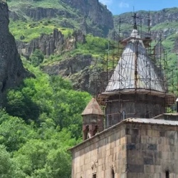 День 2. СИМФОНИЯ КАМНЕЙ, ГАРНИ, ГЕГАРД, АРКА ЧАРЕНЦА