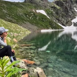 День 3. Прогулка на вершину горы, вид на Белуху, озеро