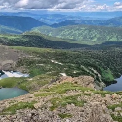 День 3. Прогулка на вершину горы, вид на Белуху, озеро