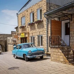 День 2. Хучнинский водопад — крепость — нац. обед