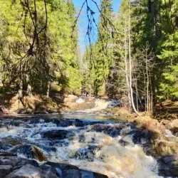 День 1. Таинственный остров, лабиринт и водопады