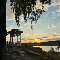 День 1. Водопады, месторождение граната, закат над Ладогой