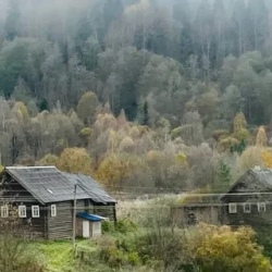 День 1. Приезжаем в далекую деревню. В нашу первуюизбу.