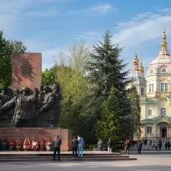 День 2. Алматы — город, базар и горные панорамы