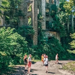 День 3. Города-призраки + водопады и горячий источники