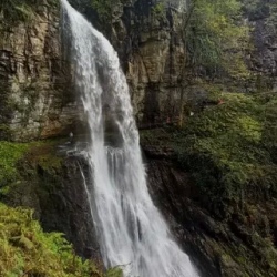 День 2. Заброшенный город, водопады + горячие источники