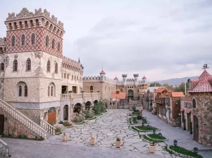 Винный замок, армянский алфавит и храм на краю ущелья
