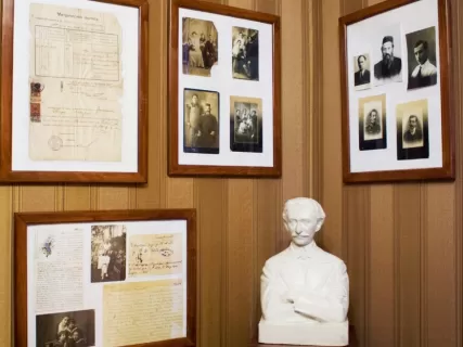 За парадным фасадом: Дворы, книги и императоры-романтики