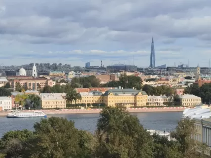 По символам Петербурга