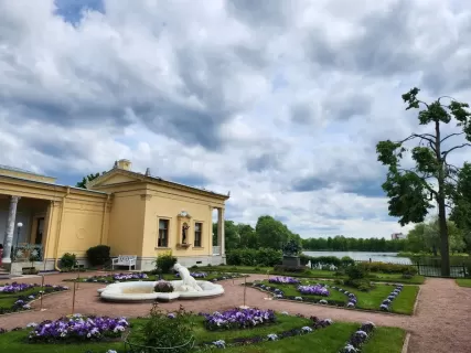 Время Петергофа: море, фонтаны, часы, потехи